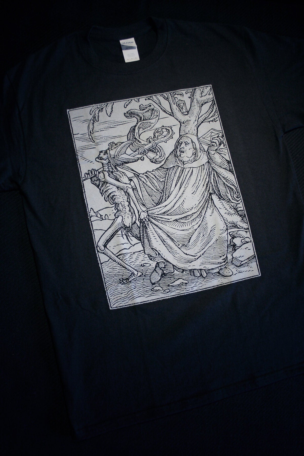 Death and the Abbot, woodcut, The Dance of Death - T-shirt