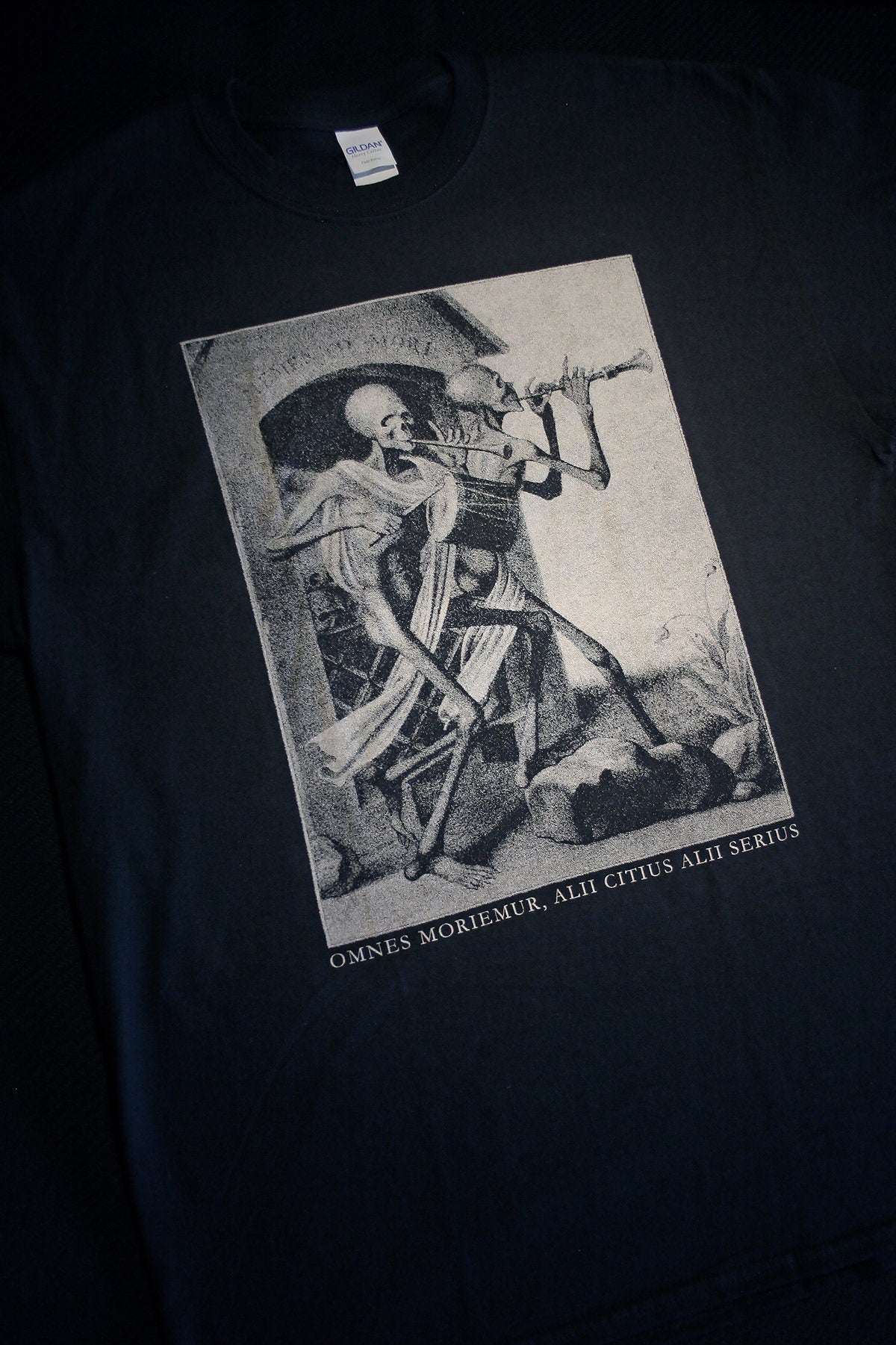 Skeletons playing flute and drum, danse macabre, Hieronymus Hess - T-shirt