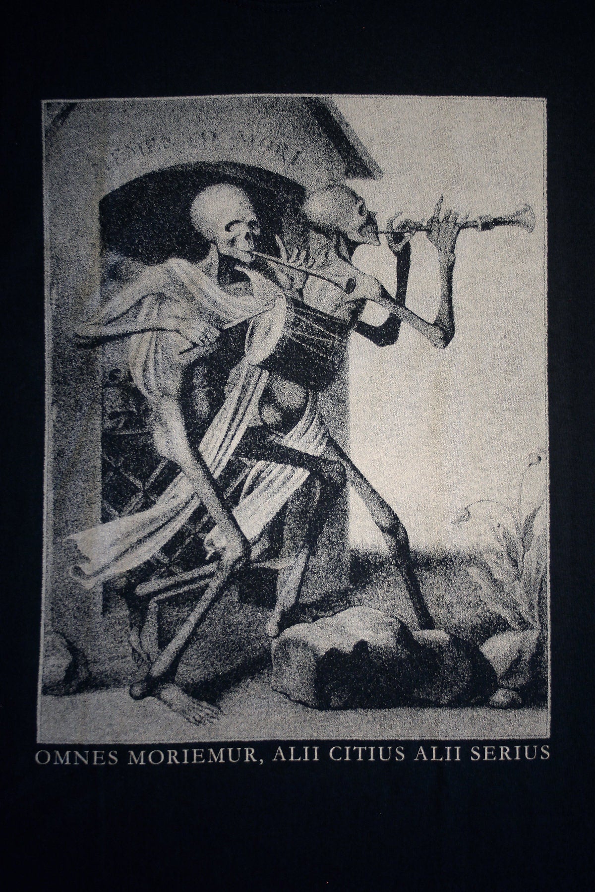 Skeletons playing flute and drum, danse macabre, Hieronymus Hess - T-shirt