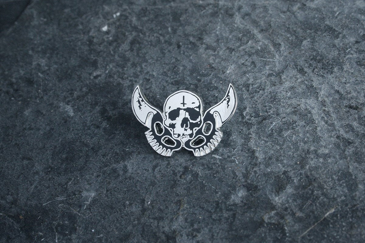 Daggers and skull - PIN