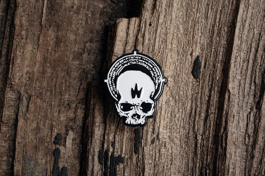 Skull with black flame and gloria - PIN