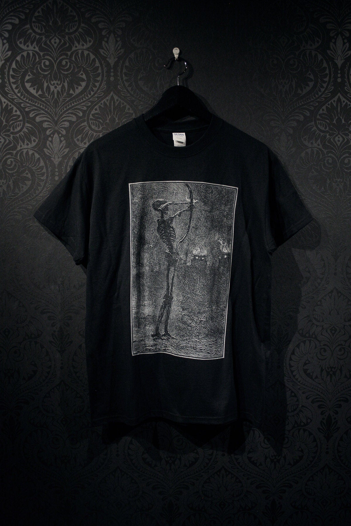 Death dealing arrows. (J. E. Millais) - T-shirt