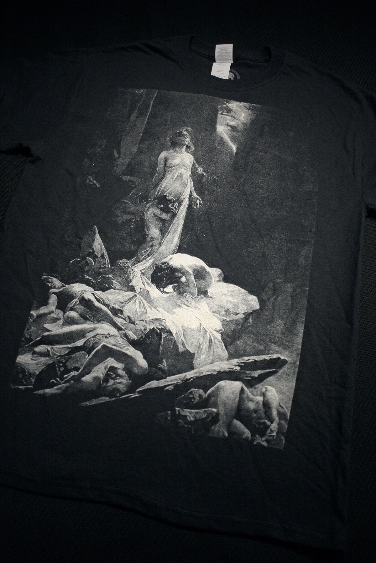 Le Pater by Alphonse Mucha, women on rock - T-shirt