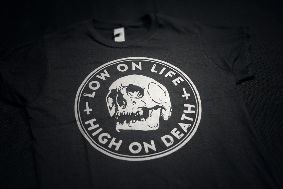 Low on life, high on death - T-shirt female fitted