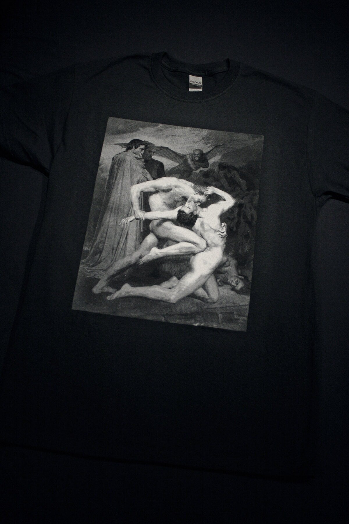 Dante & Virgil, watching two damned souls entwined in combat - T-shirt