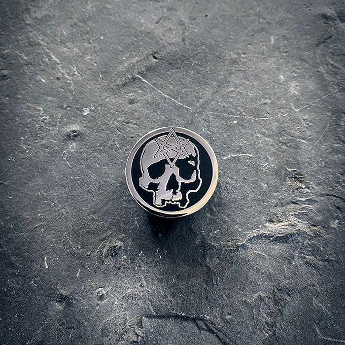 Human skull with hexagram - PIN